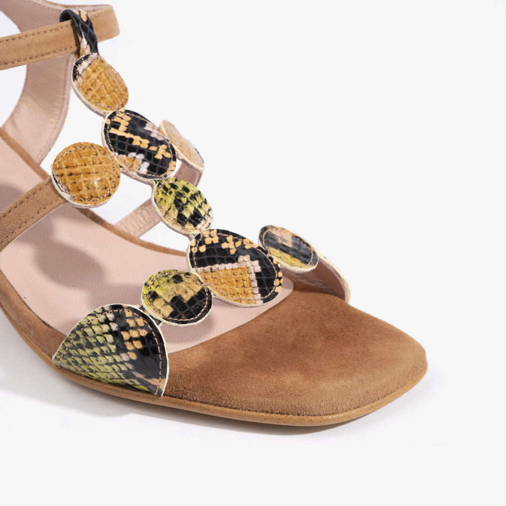 sandalos en color brandy y detalles confeccionados en serpiente multicolor joni shoes 18052