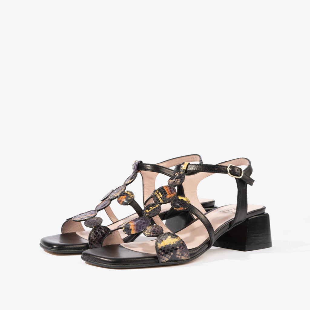 sandalos en color negro y detalles confeccionados en serpiente multicolor joni shoes 18052