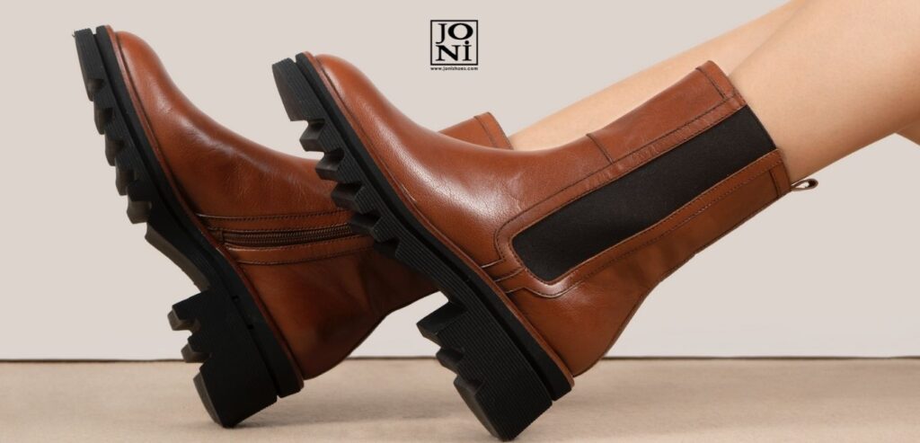 En este caso en la imagen aparece una foto de estudios. en esta imagen aparecen unas botas marroens con sulea track perfectas para esta temporada. Estos zapatos están hechos en España.